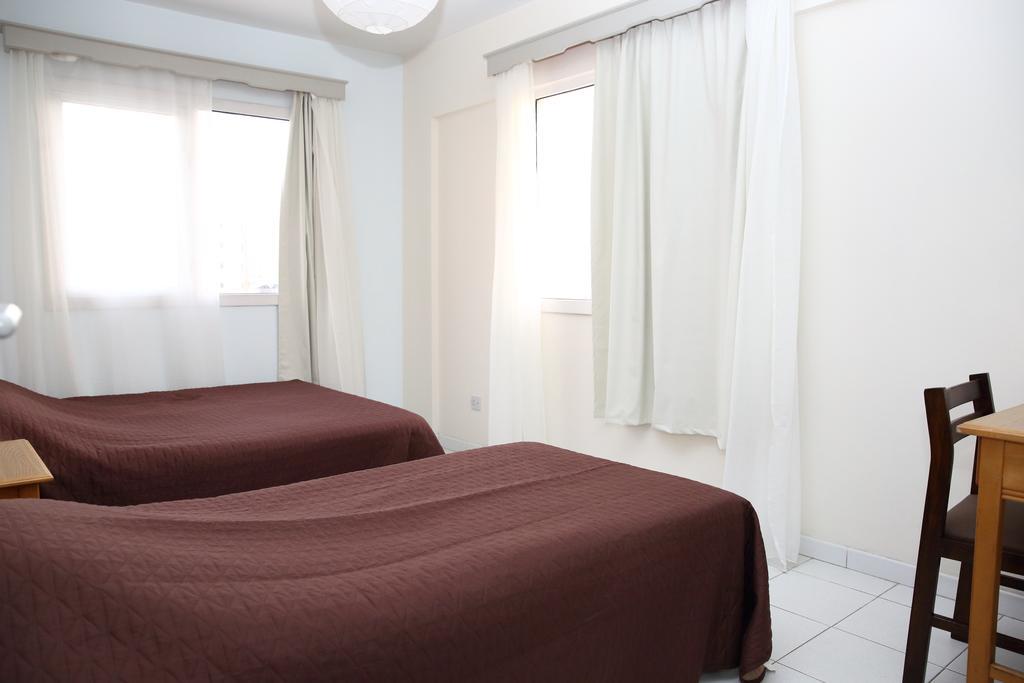 Alora Apartments Larnaca Bagian luar foto