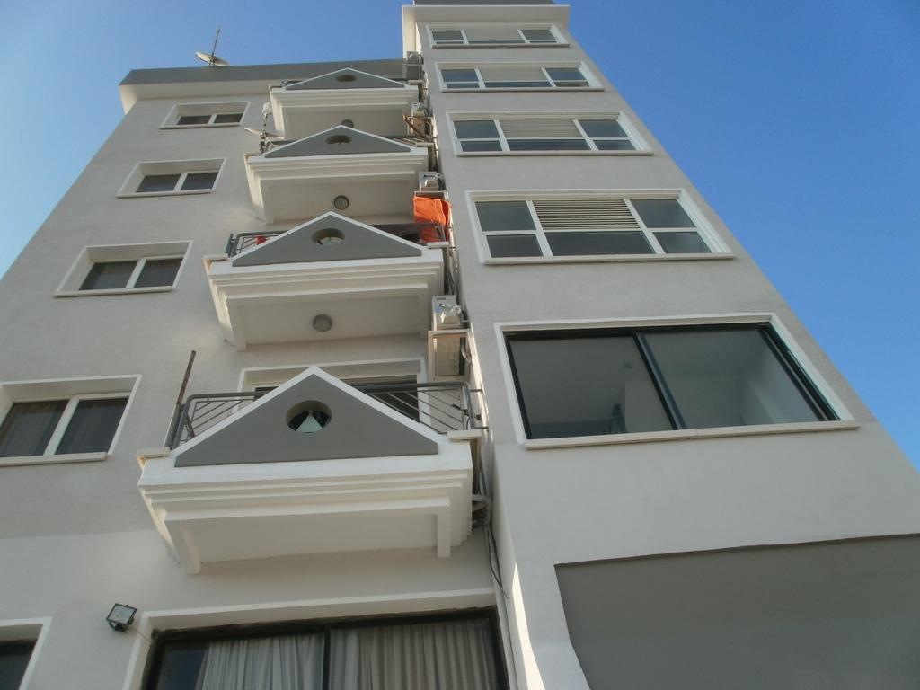 Alora Apartments Larnaca Bagian luar foto