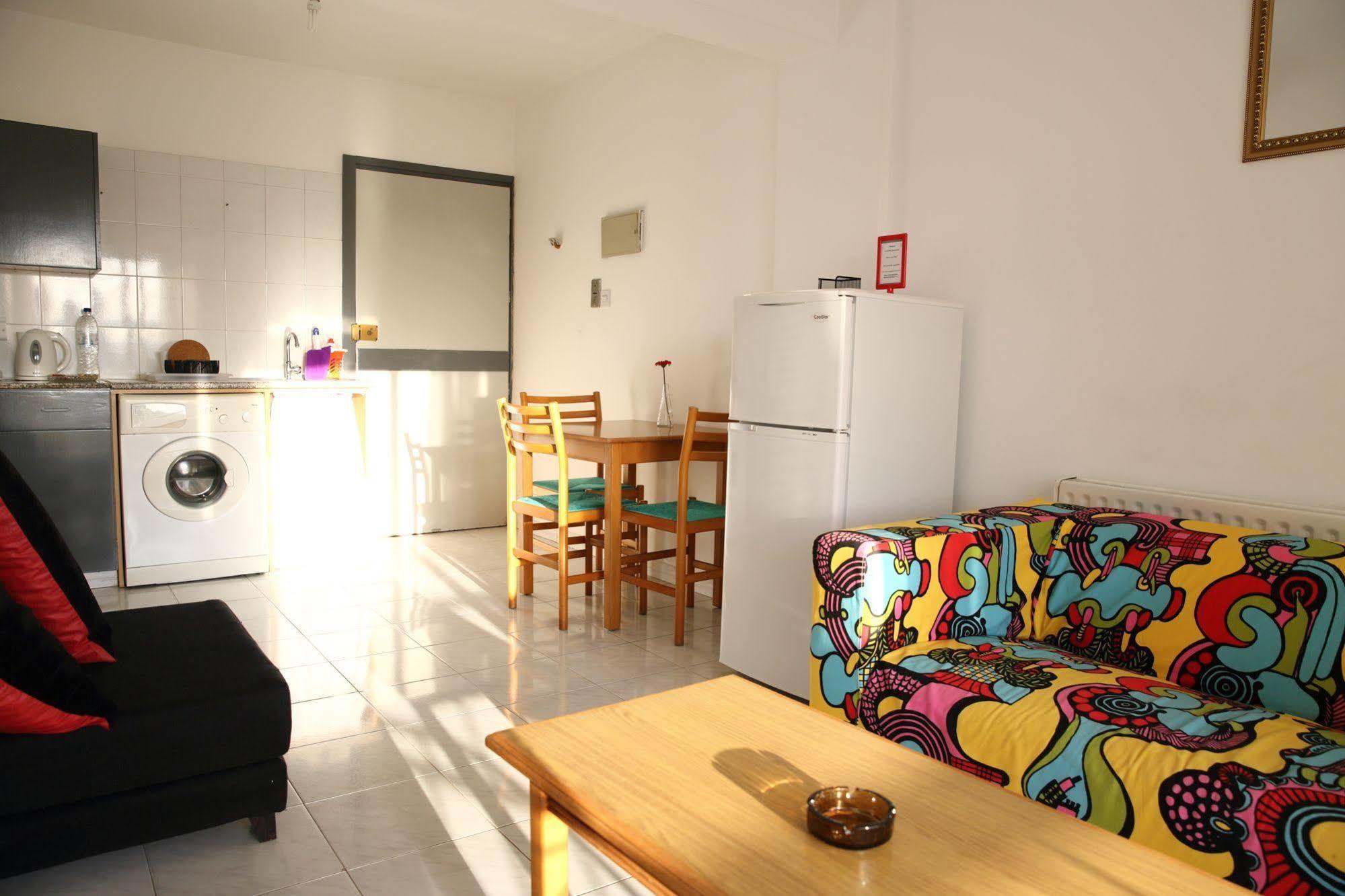 Alora Apartments Larnaca Bagian luar foto
