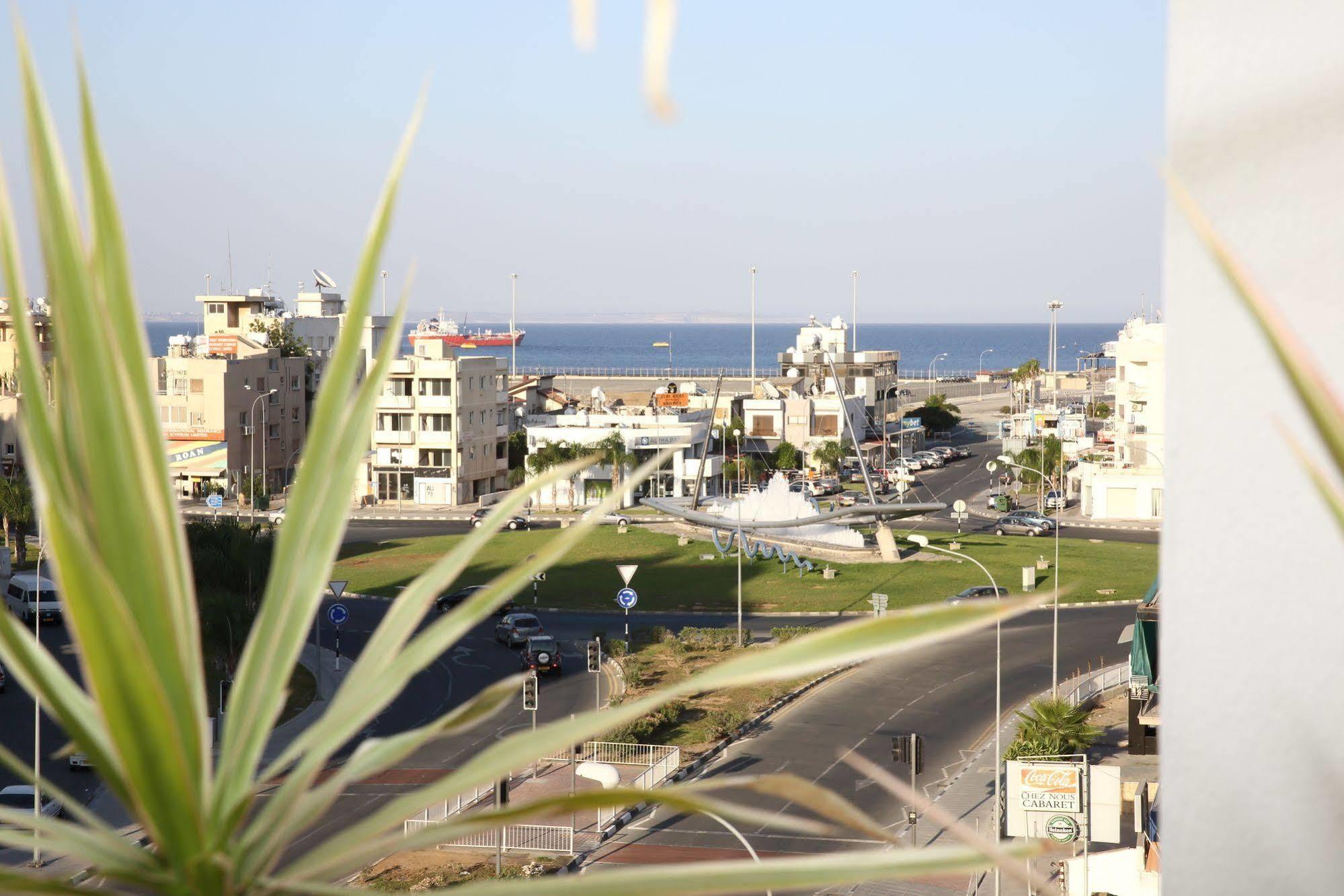 Alora Apartments Larnaca Bagian luar foto
